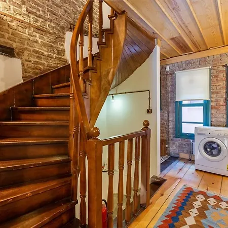 Historic House Near Popular Landmarks In Balat Vila *