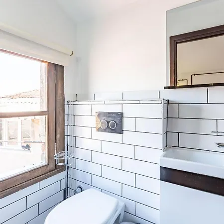 Historic House Near Popular Landmarks In Balat *