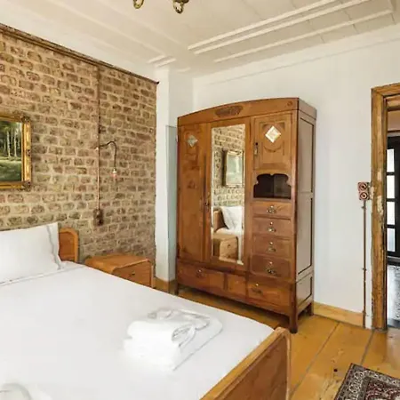 Historic House Near Popular Landmarks In Balat Vila