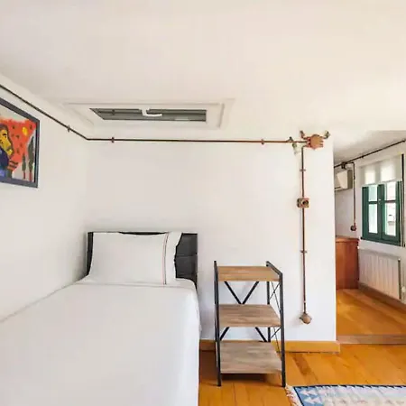 Historic House Near Popular Landmarks In Balat Vila *