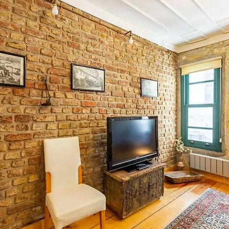 Historic House Near Popular Landmarks In Balat *