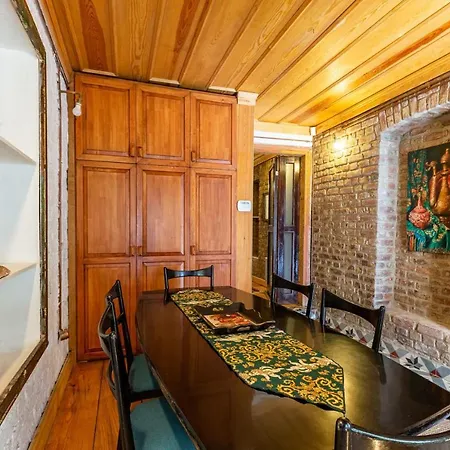 Historic House Near Popular Landmarks In Balat Vila *